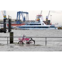 3145_0784 Ein angeschlossenes Fahrrad im Hochwasser am Hamburger Fischmarkt. | Hochwasser in Hamburg - Sturmflut.